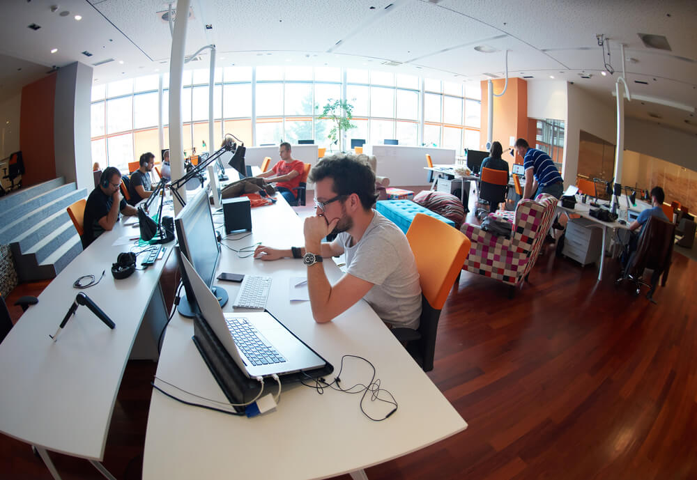 Imagem de capa: Equipes de software: time interno ou outsourcing para testes de QA?